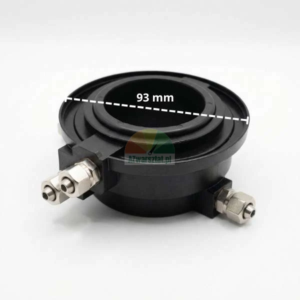 Schwarzes ringförmiges Industrieteil mit Metallstutzen und einer angegebenen Abmessung von 93 mm auf weißem Hintergrund.