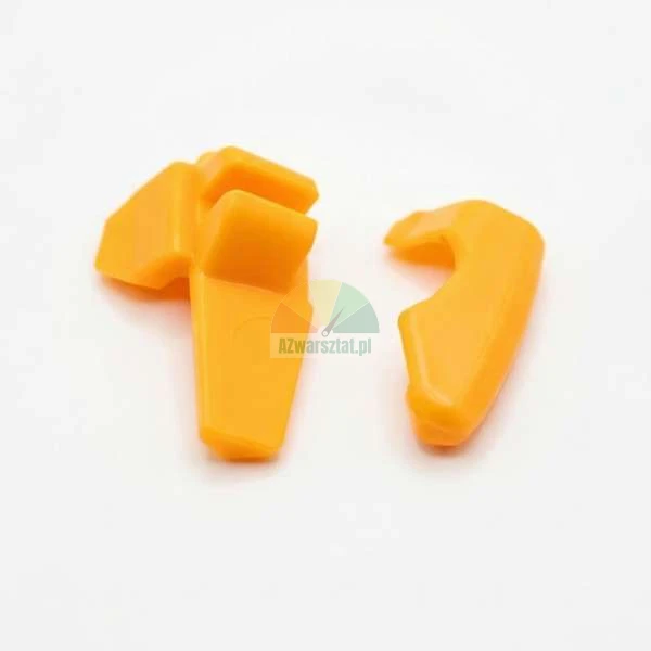 Zwei orangefarbene Kunststoff-Ersatzteile oder Clips auf weißem Hintergrund.