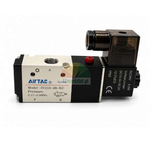 Elektromagnetisches Pneumatikventil AirTAC Modell 3V210-08-NC auf weissem Hintergrund.