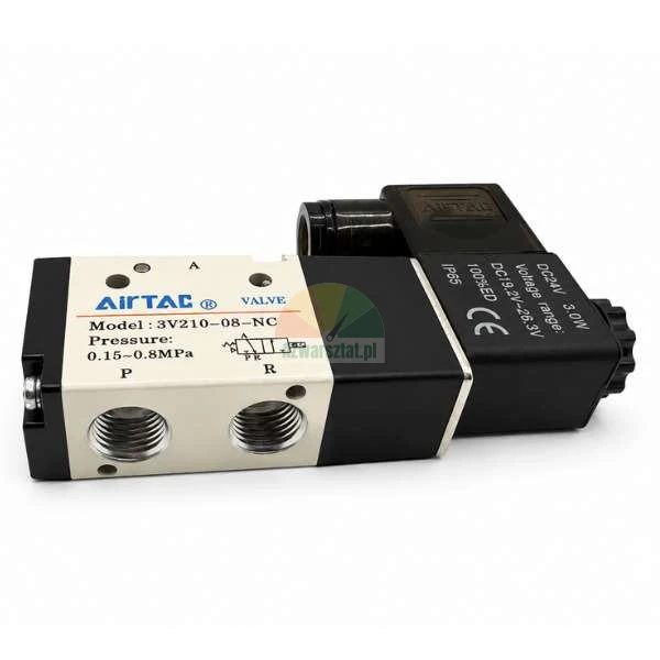 Pneumatisches Magnetventil AirTAC Modell 3V210-08-NC, 24V DC, Druckbereich 0.15-0.8 MPa, mit sichtbarem Schaltschema und Gewindeanschlüssen.