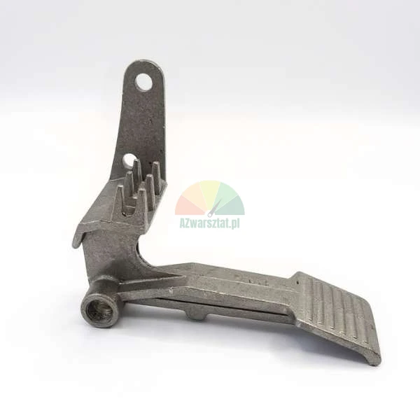 Grauer Metallguss-Pedalhebelmechanismus mit strukturierter Fußauflage, Scharnierloch und aufrechtem Arm mit Zähnen und Montagelöchern auf weißem Hintergrund.