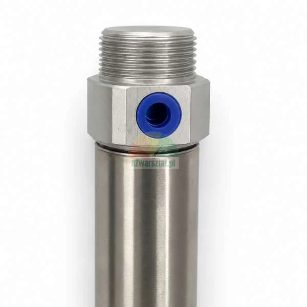 Nahaufnahme eines hydraulischen oder pneumatischen Bauteils aus Edelstahl mit Gewinde und blauem Ring auf weißem Hintergrund.