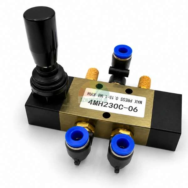 Pneumatisches Handhebelventil Modell 4MH230C-06 mit blauen Schnellsteckverbindungen und Schalldämpfern aus Messing auf weißem Hintergrund.
