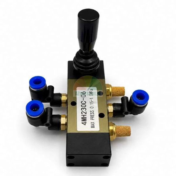 Pneumatisches Handhebelventil Modell 4MH230C-06 mit blauen Steckanschlüssen und Schalldämpfern aus Messing auf weißem Hintergrund.