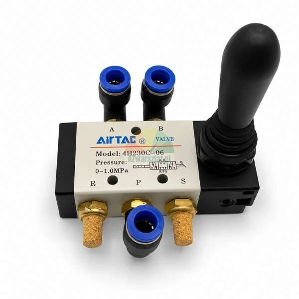 Manuelles pneumatisches AirTAC-Hebelventil mit Auf-Ab-Steuerungshebel, Steckanschlüssen und Schalldämpfern aus Messing.