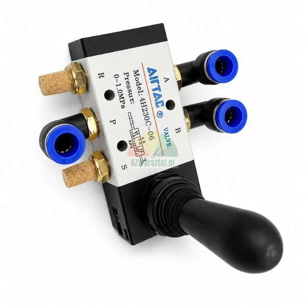 Pneumatisches Handhebelventil AirTAC Modell 4H230C-06 mit blauen Steckanschlüssen und Messing-Schalldämpfern auf weißem Hintergrund.