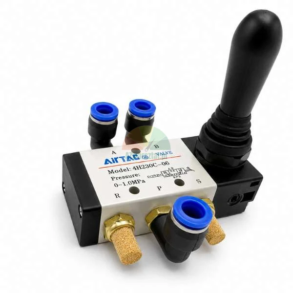 Pneumatisches Handhebelventil AirTAC Modell 4H230C-06 mit schwarzem Hebel, blauen Steckverschraubungen und Schalldämpfern aus Messing auf weißem Hintergrund.