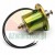 Metallischer, goldfarbener Hubmagnet (Solenoid) mit zwei schwarzen Kabeln, Gewindebolzen mit Muttern und Montageflansch auf weißem Hintergrund.