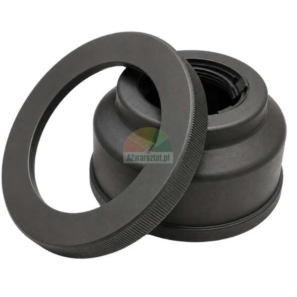 Schwarzer Metall-Adapterring mit geriffeltem Rand angelehnt an eine Gewindehülse auf weißem Hintergrund.