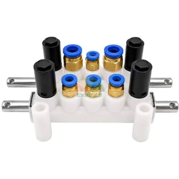 Pneumatischer Verteilerblock mit Messing-Steckverschraubungen und blauen Löseringen auf einem weißen Kunststoffkörper.