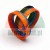 Drei farbige Hydraulikdichtungen (orange, blau und schwarz) zusammen auf weißem Hintergrund angeordnet.