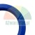 Nahaufnahme einer blauen hydraulischen Polyurethan-Dichtung mit der geprägten Kennzeichnung 'UN 38 46 6.5' auf weißem Hintergrund.