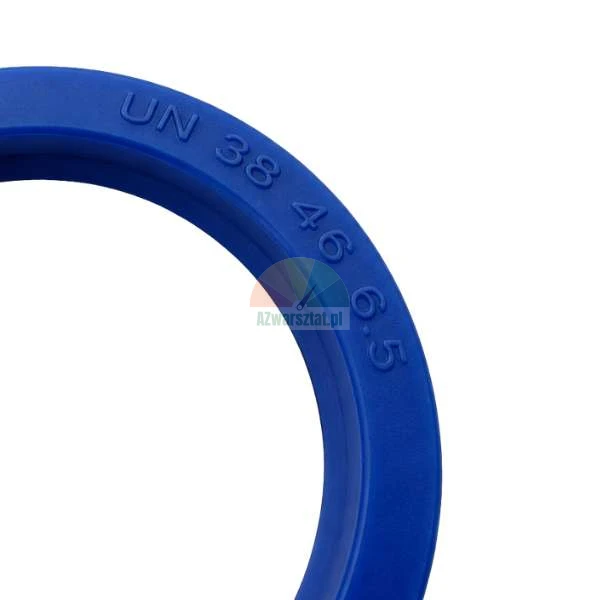 Nahaufnahme einer blauen hydraulischen Polyurethan-Dichtung mit der geprägten Kennzeichnung 'UN 38 46 6.5' auf weißem Hintergrund.
