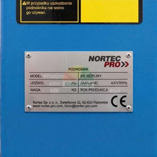 Typenschild der Hebebühne Nortec Pro PD4000Ne auf blauem Gehäuse.