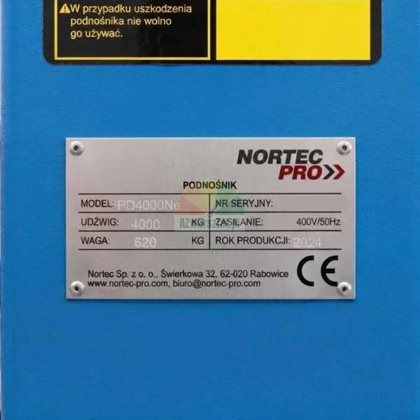Typenschild der Hebebühne Nortec Pro PD4000Ne auf blauem Gehäuse.