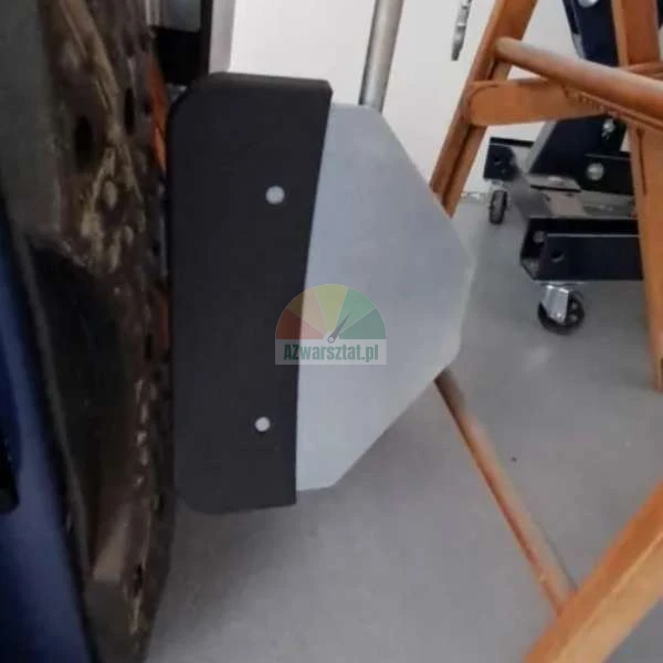 Schutzelement aus Metall mit einem schwarzen Gummipuffer, das an der Seite einer Maschine montiert ist.