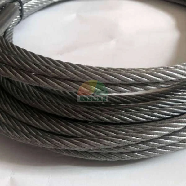 Nahaufnahme eines aufgerollten Stahlseils, das die detaillierte Struktur der geflochtenen Metalldrähte zeigt.