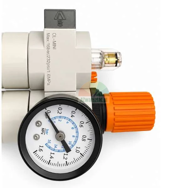 Pneumatischer Druckregler mit einem Manometer und einem orangefarbenen Einstellknopf.