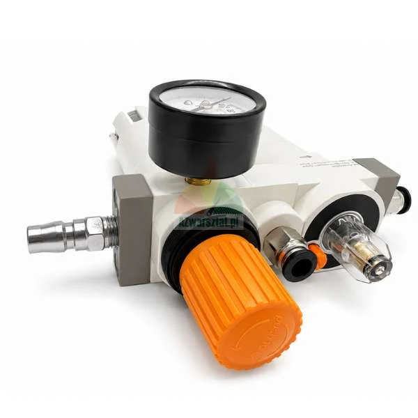 Druckluftregler mit Manometer und orangefarbenem Einstellknopf auf weißem Hintergrund.