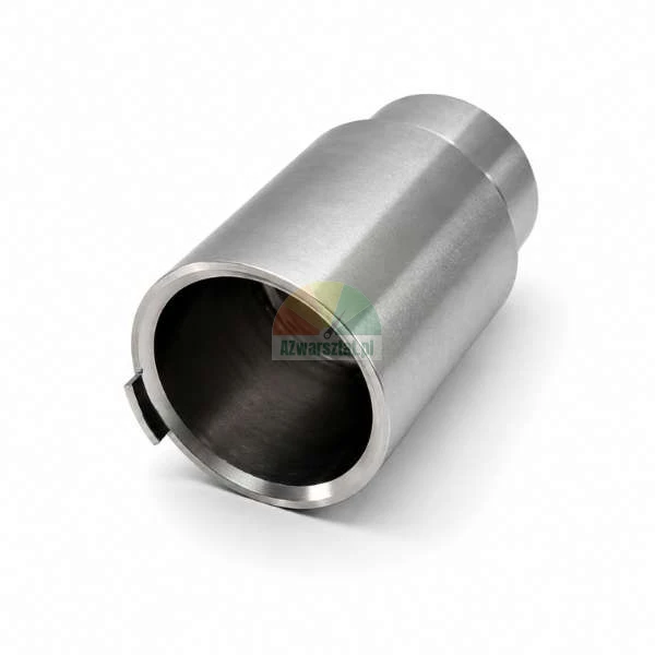 Zylindrische Metallhülse aus Edelstahl, industrielles Bauteil auf weißem Hintergrund