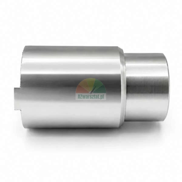 Zylindrischer Metalladapter mit abgestuftem Durchmesser aus poliertem Stahl auf weissem Hintergrund.