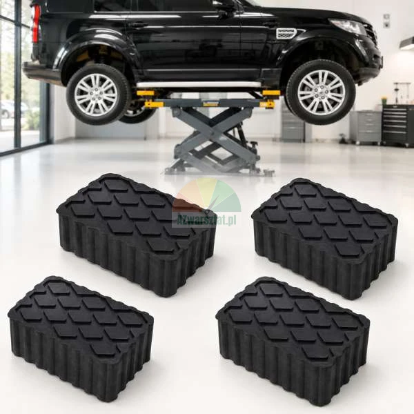 Vier schwarze Gummiklötze für Hebebühnen mit Rautenmuster, im Hintergrund ein schwarzer SUV auf einer Scherenhebebühne in einer Autowerkstatt.