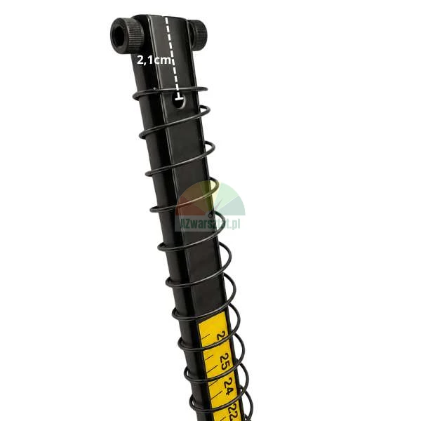 Nahaufnahme eines schwarzen Metallprofils mit Feder und gelber Messskala, die ein Maß von 2,1 cm zeigt.