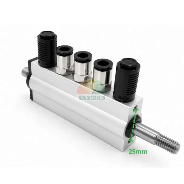 Pneumatikzylinder mit drei Metall-Steckverschraubungen, zwei schwarzen Kunststoff-Schalldämpfern und einer Kolbenstange, mit grün markiertem Befestigungsabstand von 25 mm.