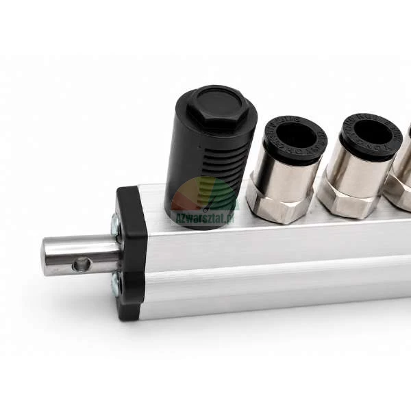 Nahaufnahme eines pneumatischen Aluminiumblocks mit einem schwarzen Schalldämpfer und Schnellsteckanschlüssen aus Metall auf weißem Hintergrund.