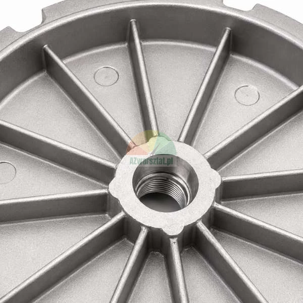 Nahaufnahme eines kreisförmigen Metallbauteils mit einer zentralen Gewindebohrung und Verstärkungsrippen.