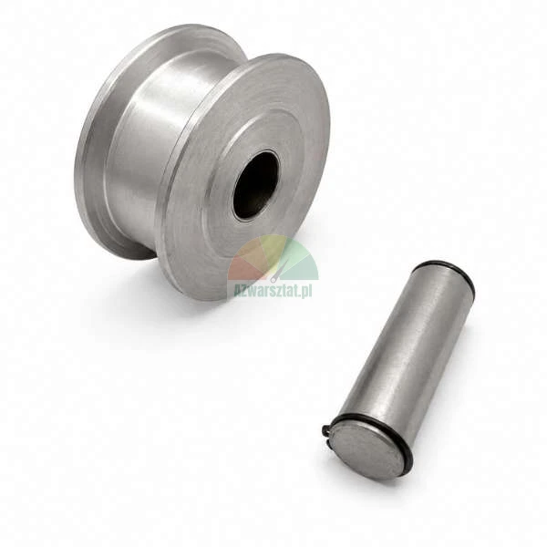 Metallene Seilrolle mit Nut und passendem Metallbolzen auf weissem Hintergrund.