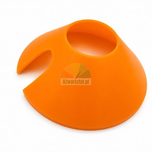 Oranger Kunststoffkegel mit den Maßen 130mm mal 45mm mit seitlicher Aussparung auf weißem Hintergrund.
