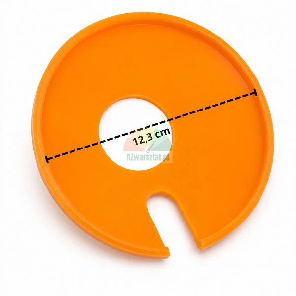 Runde, orangefarbene Kunststoffabdeckung mit einer Öffnung und Aussparung, Durchmesser 12,3 cm.