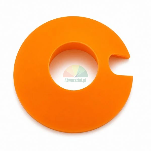 Orangener Silikonring mit einem Loch in der Mitte und einer seitlichen Einkerbung auf weißem Hintergrund.