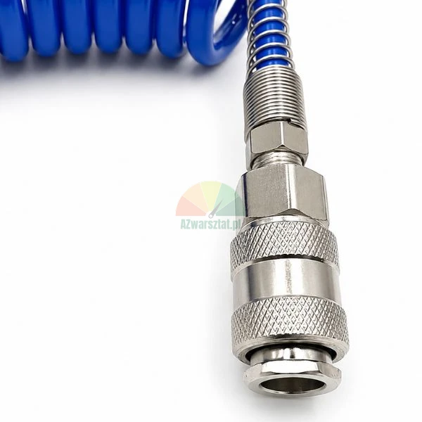 Blauer Spiraldruckluftschlauch mit Schnellkupplung aus Metall und Knickschutzfeder.