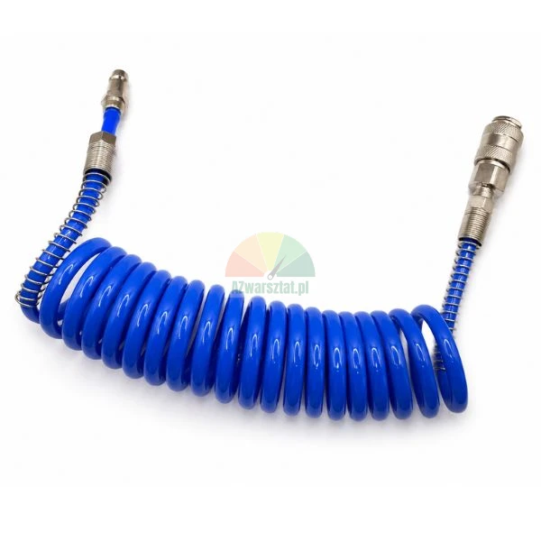 Blauer Druckluft-Spiralschlauch mit Schnellkupplungen und Knickschutzfedern auf weißem Hintergrund.