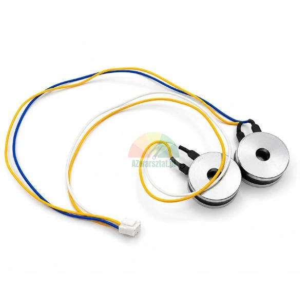 Zwei runde Ultraschallsensoren aus Metall mit farbigen Anschlusskabeln und weißem Stecker auf weißem Hintergrund.