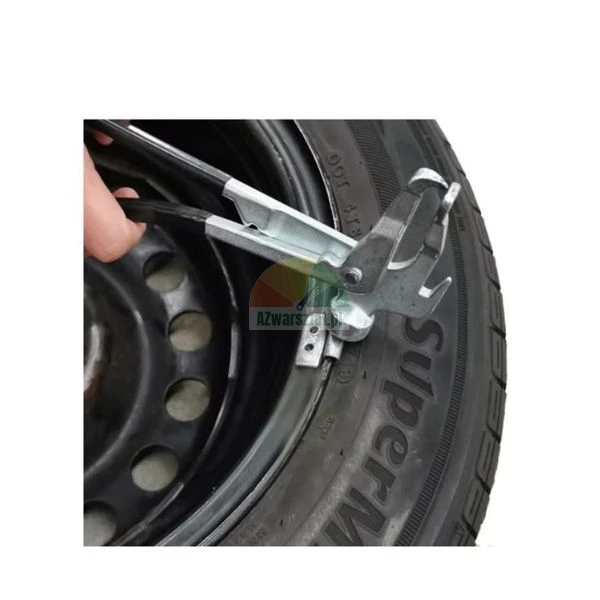 Zange für Auswuchtgewichte beim Anbringen eines Gewichts an einer Stahlfelge.