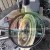 Metallisches Mechanikbauteil mit Welle und Gummidichtung auf einer Werkbank.