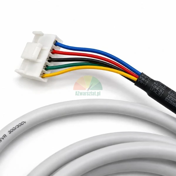 Weißes Elektrokabel mit einem 5-poligen Stecker und fünf farbigen Drähten auf weißem Hintergrund.