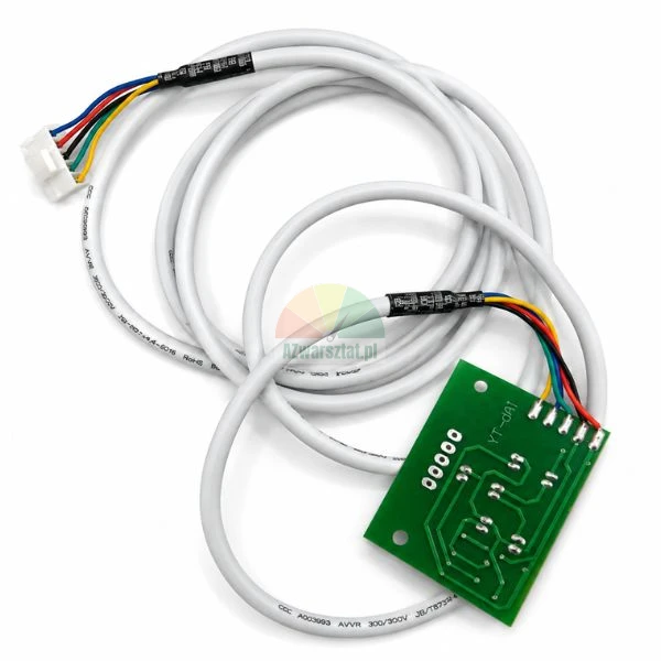 Weißes Verbindungskabel mit Stecker und kleiner grüner PCB-Platine auf weißem Hintergrund.