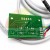 Grüne PCB-Leiterplatte mit aufgelöteten farbigen Drähten und weißem Kabel im Hintergrund.