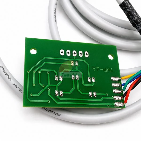 Grüne PCB-Leiterplatte mit aufgelöteten farbigen Drähten und weißem Kabel im Hintergrund.