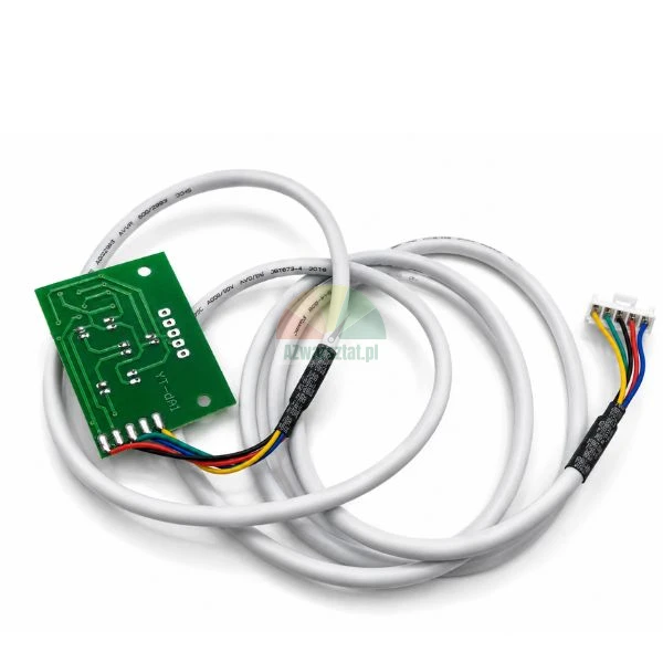 Grüne Platine mit angeschlossenem weißem Kabel und Stecker.