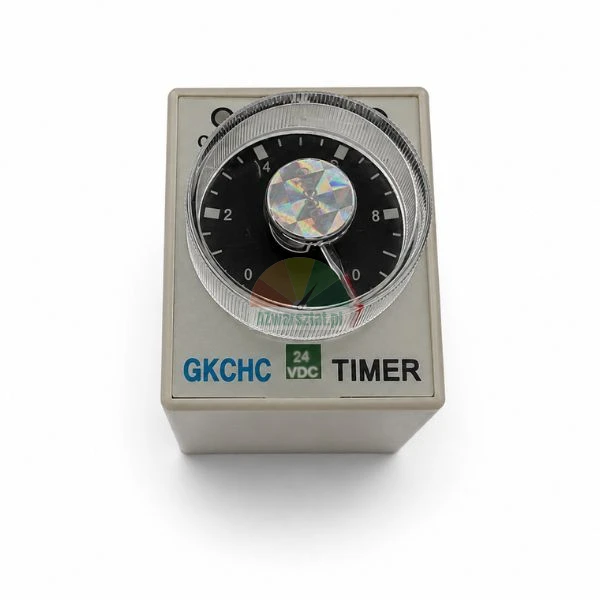 Analoges Zeitrelais GKCHC 24 VDC mit Drehknopf zur Einstellung auf weißem Hintergrund.