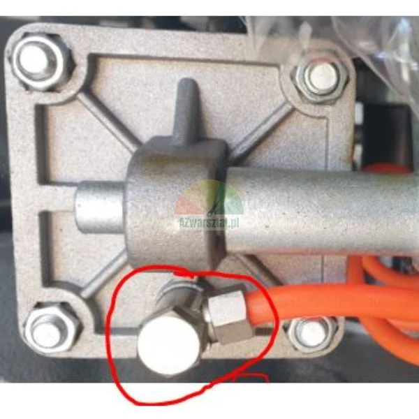 Metallisches mechanisches Bauteil mit rot eingekreistem Anschluss und orangefarbenem Schlauch.
