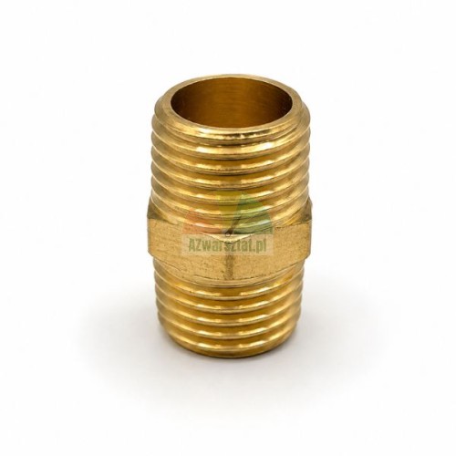 Messing-Verbinder mit metrischem Gewinde 12,7mm / 12,7mm auf weißem Hintergrund