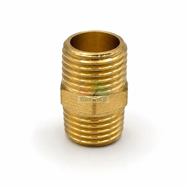 Messing-Verbinder mit metrischem Gewinde 12,7mm / 12,7mm auf weißem Hintergrund