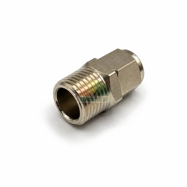 Metallische Pneumatikverschraubung mit Außengewinde auf weißem Hintergrund.