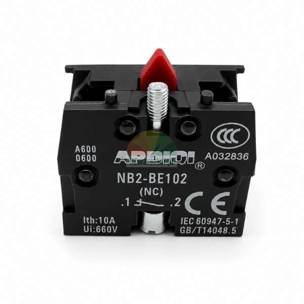 Schwarzer APDIQI NB2-BE102 1x NC Hilfskontaktblock Öffner für Drucktaster auf weißem Hintergrund